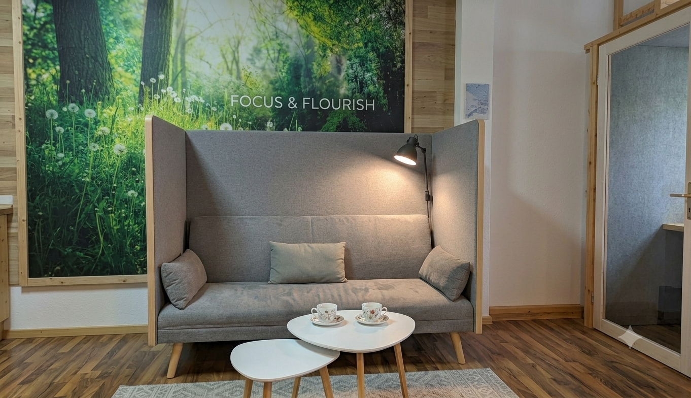 Ruhiger Loungebereich mit Sofa und kleinen Tischen